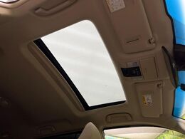 【サンルーフ】開放感たっぷりの希少装備、サンルーフが装着されています！車内に明かりを取り入れたり景色を楽しむ以外にも、車内の空気も簡単に換気できて快適です！