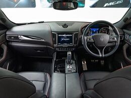 インテリアは12方向電動調整式スポーツフロントシート、ピアノブラックインテリアトリム、シートヒーター、サンルーフが装備され、スポーティーな走りの楽しみと快適性を両立。