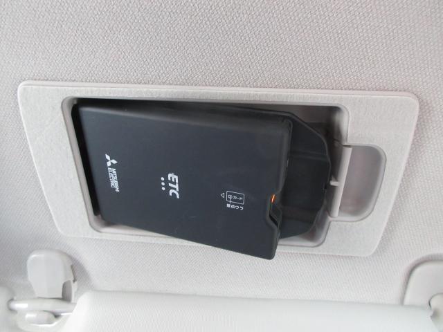 ETC車載機は専用ボックスにてバイザー裏に隠れて装着されております。トップシーリング（天井）の状態もご覧ください。きれいな状態となっております。