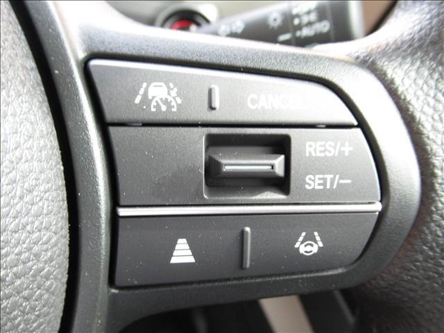 【アダプティブクルーズコントロール】予め設定した速度で定速走行。先行車に近づいたら、システムが先行車との距離や速度差を測定し、自動的に加減速。適切な車間距離を維持しながら追従走行します。