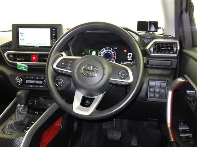 運転の際、常に目にする部分だけにシックで飽きのこないデザインが良いですね。