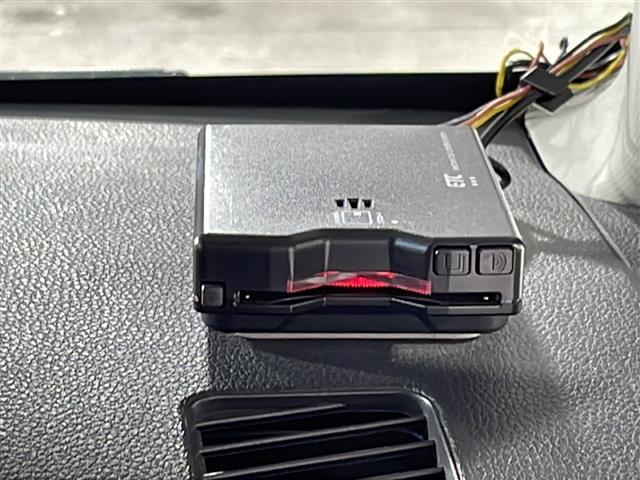 【ETC】有料道路を利用する際に料金所で停止することなく通過できる、ETC車載器（ノンストップ自動料金収受システム機器）が装備されています。セットアップを行うことで利用可能になります。