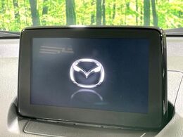 【マツダコネクトナビ】車内の雰囲気にマッチした一体型タイプのナビ。各種車輌設定やBluetooth再生等、様々な機能が楽しめます。直感的なダイヤル操作が可能で、使い勝手も良好です。