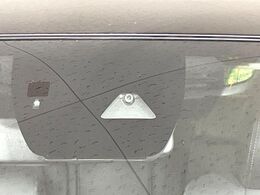 【スマートブレーキサポート】走行中に前方の車両等を認識し、衝突しそうな時は警報とブレーキで衝突回避と被害軽減をアシスト。より安全にドライブをお楽しみいただけます。