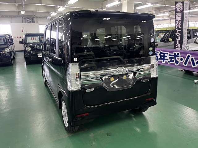 当社のアフターサービスですが、鈑金・塗装の自社工場をはじめ、自社の車検整備工場がございます。