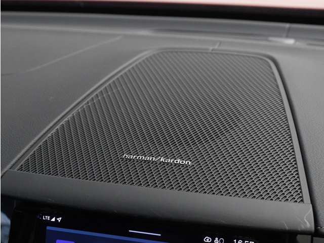 【harman/kardon】世界のオーディオファン垂涎のプレミアムサウンドシステムを搭載。原音に近い音場空間を忠実に再現。乗る人すべてに最良の音響体験を提供します。