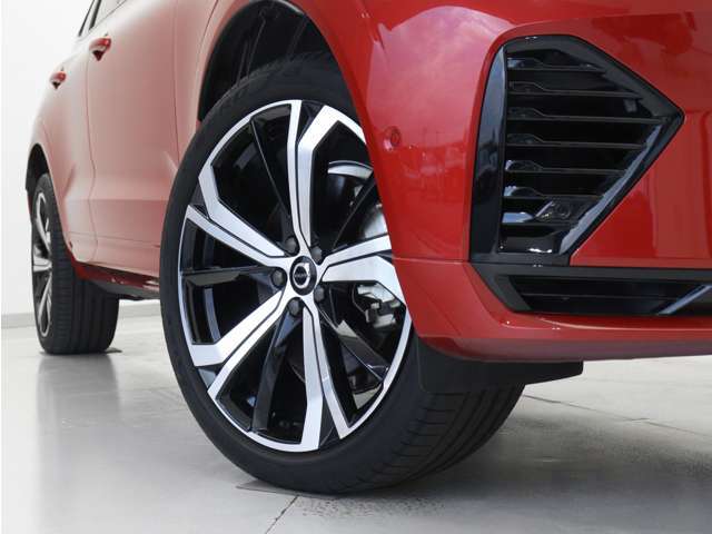ダイヤモンドカット/ブラックの5ダブルスポーク8.5J×21インチアルミホイール。衝突回避・被害軽減ブレーキシステムやパイロット・アシストなど、数多くの先進安全・運転支援機能を標準装備。