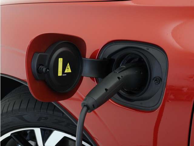 専用コードを接続するだけで簡単に充電が行えます。プラグインハイブリッドモデルRecharge PHEV T6 AWDは、走行中の充電のほか、自宅などに設置された充電機器からの充電が可能です。