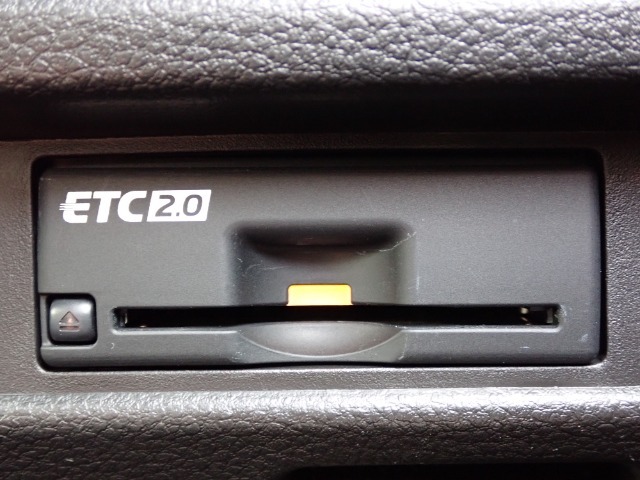 ■【ETC車載器】が装備されています。セットアップをしてお渡しとなり、ETCカードを差し込むだけで高速道路の利用が可能です。