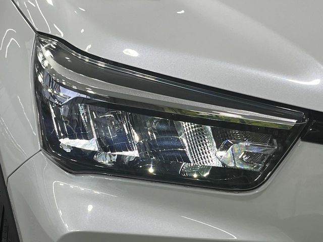 【LEDヘッドライト】悪天候や夜間走行時も良好な視界を確保し安心して運転できる高輝度LEDヘッドライトを装備！点灯速度が早く、消費電力も抑えられています。