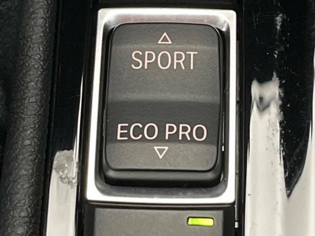 ●BMWモードセレクト：スポーツモードではダイナミックな走りを。ECO　PROモードでは、エンジンレスポンスやシフトタイミングの最適化に加え、エアコンの作動も効率的に制御し、燃料消費量を抑制します。