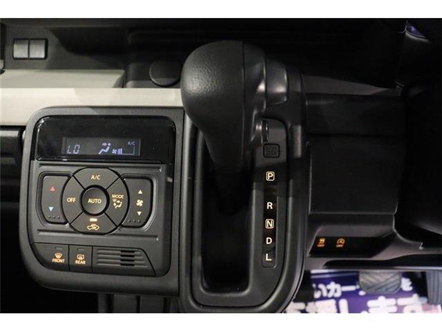 ステアリングホイールからスムーズに持ちかえられるインパネシフトを採用。シフトノブをコンパクト化し、女性でも操作しやすいサイズです