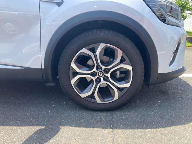 純正ホイールが装着されております。車両デザインともマッチしている、大変バランスの良いホイールです。