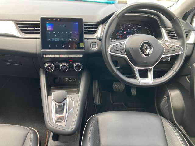 運転席及びインパネ付近の画像を掲載いたします。見える範囲の内装にはシミ・汚れなども見当たらず、非常に状態の良い車両です。