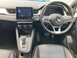 運転席及びインパネ付近の画像を掲載いたします。見える範囲の内装にはシミ・汚れなども見当たらず、非常に状態の良い車両です。