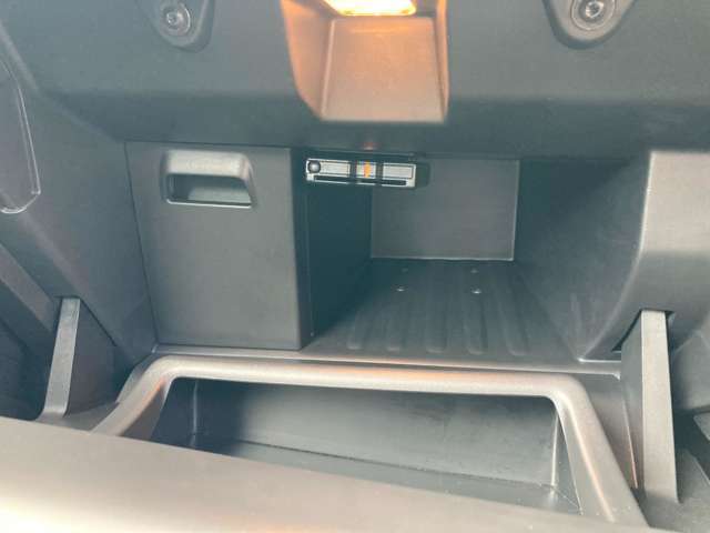 ETC車載器が装着されております。料金所でも停車せずに通過できて乗り降り出来るスマートインターも増えているので、最近では必須の装備です。