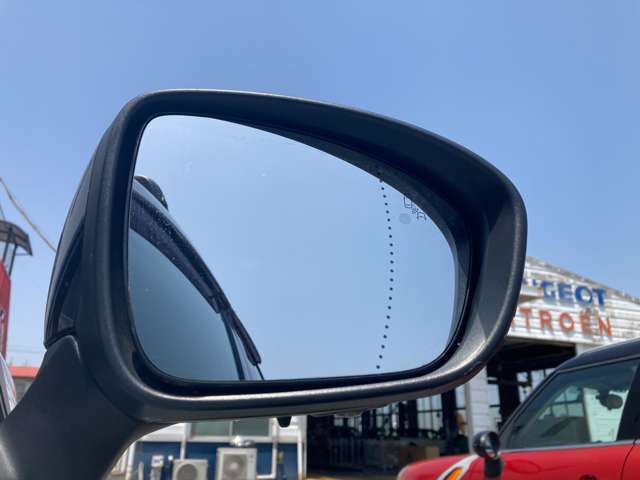 車線変更時に死角をカバーしてくれる、ブラインドスポットモニターが装備されております。特に高速道路を走行時にはあってよかったと思える装備です。