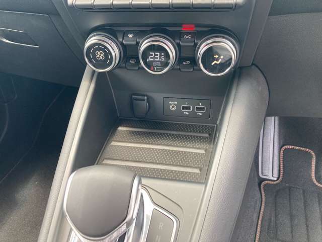 操作性の良いダイヤルで調整するオートエアコンです。運転手だけでなく同乗者にも快適な環境をご用意します。