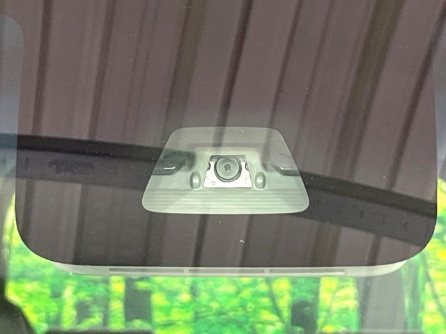 【スマートアシスト】走行中に前方の車両等を認識し、衝突しそうな時は警報とブレーキで衝突回避と被害軽減をアシスト。より安全にドライブをお楽しみいただけます。