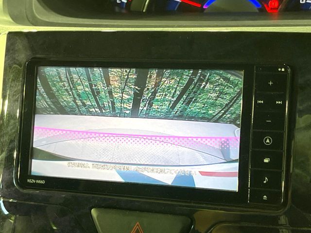 【バックカメラ】駐車時に後方がリアルタイム映像で確認できます。大型商業施設や立体駐車場での駐車時や、夜間のバック時に大活躍！運転スキルに関わらず、今や必須となった装備のひとつです！