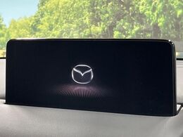 【10.25インチマツダコネクト】車内の雰囲気にマッチした大型ディスプレイ。スマホ接続でのナビ使用やBluetooth再生等、様々な機能が楽しめます。直感的なダイヤル操作が可能で、使い勝手も良好です。