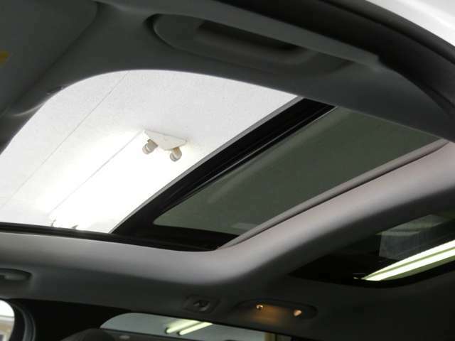 車内に光を取り入れ明るく開放的に演出するパノラミックガラススライディングルーフを採用！状況に応じてチルトアップ＆スライドの2パターンでご使用頂けます！！TEL：047-390-1919