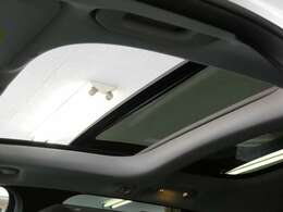 車内に光を取り入れ明るく開放的に演出するパノラミックガラススライディングルーフを採用！状況に応じてチルトアップ＆スライドの2パターンでご使用頂けます！！TEL：047-307-9933