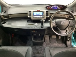 車内は光触媒抗菌消臭施工済です。インパネ周りはスタイリッシュなデザインです。グローブボックスやカップホルダーのほかにトレーなどたくさんの収納スペースが付いています。