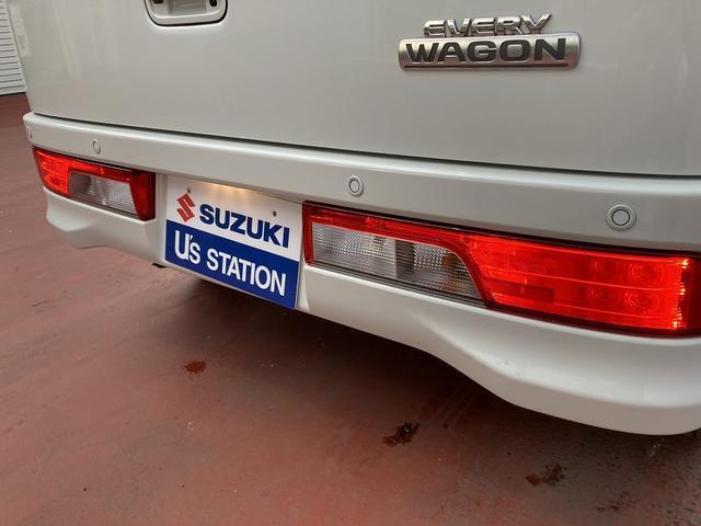 4段階のブザー音で障害物への接近をお知らせする「リヤパーキングセンサー」を搭載。さらに、後方の障害物との衝突の可能性が高まると自動でブレーキが作動し得ます。