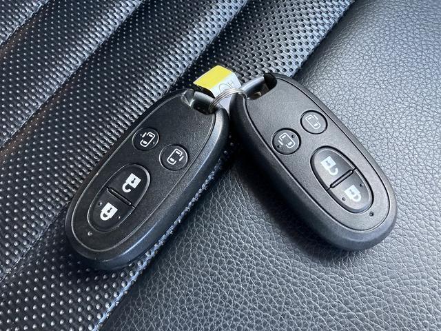 ［パワーウィンドー、ドアミラー開閉、角度調整スイッチ］ワンタッチで窓の操作が出来ますよ、また、ミラーの開閉ボタン、ドアミラーの調整ボタンがついております☆