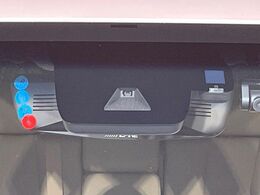 【トヨタセーフティセンス】走行中に前方の車両等を認識し、衝突しそうな時は警報とブレーキで衝突回避と被害軽減をアシスト。より安全にドライブをお楽しみいただけます。