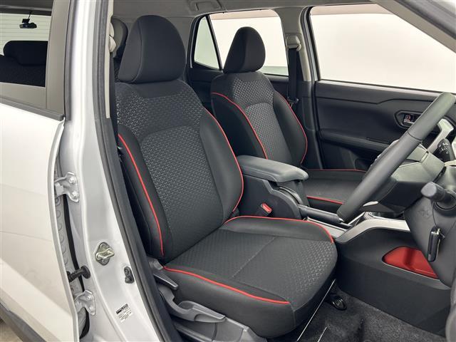 【運転席】座り心地が良いシートなので長時間の運転でも快適にお過ごしいただけます。新品のフロアマットのご注文も可能です。掲載箇所以外にご希望の写真がございましたらお気軽にお問い合わせ下さい。