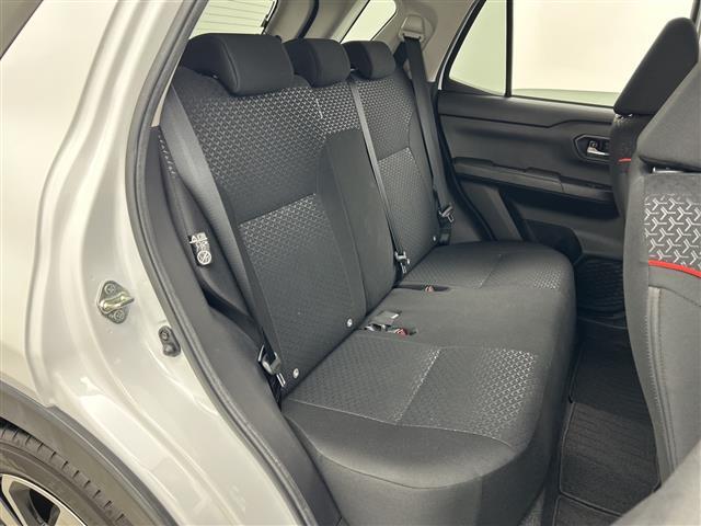 【後部座席】大人が座っても余裕のある広さです！！頭上や足元のスペースも広く取ってあります！