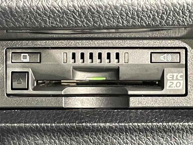 ◆【ETC2.0（DSRC/ITSスポット）】ETCカードを挿入すれば料金所はノンストップで通過できます。ETC限定の割引や、高速道路の情報提供サービスを利用できます。