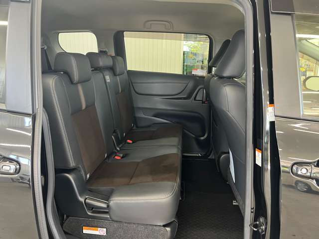 弊社ではインターネットでの遠方販売に自信があります。店頭でのご納車であれば、お車を持ち込まずに名義変更等のお手続きが出来ますので、ご近所の販売会社で購入する場合と変わらぬ諸経費にてご購入可能です♪