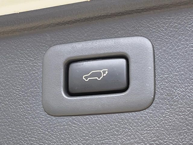【パワーバックドア】スマートキーや運転席のボタンを押すだけでリアゲートが自動で開閉します！荷物を持っている時や、高い位置にあるバックドアを閉める際に便利な機能です♪