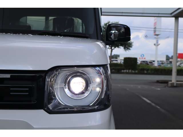 【フルLEDヘッドライト】デイライトは、昼間でも車の存在を周囲に知らせ、安全性を高めることができます！