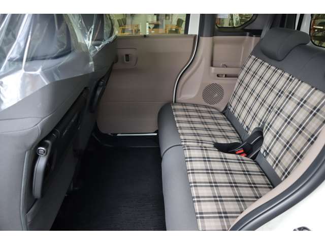 【後部座席】家族でのお出かけにも安心！後部座席・足元も広く使い勝手のいいお車です！