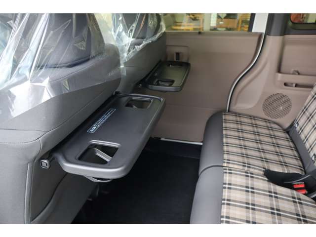 【シートバックテーブル】席背面には格納式のテーブルを装備。ちょっとした荷物が掛けられて便利なコンビニフック付です！