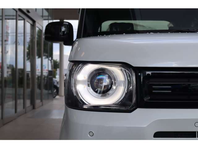 【フルLEDヘッドライト】デイライトは、昼間でも車の存在を周囲に知らせ、安全性を高めることができます！