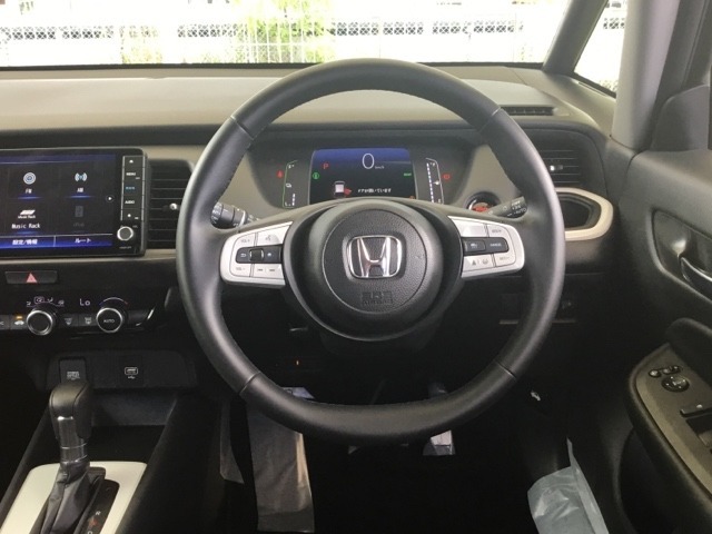 【Honda　SENSING】いつもの道で、高速道路などで、安心・快適な運転を支援します。先進の安全運転機能システム搭載。