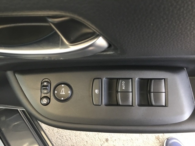 電動格納式リモコンドアミラーと、パワーウィンドウマスタースイッチ等は運転席ドアにあります。