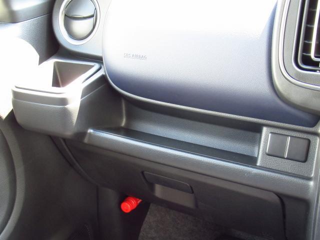 何かと便利なグローブボックス。メンテナンスノートや車検証、ちょっとしたメモと筆記用具等を入れておくとあればもしもの時にも便利ですね。