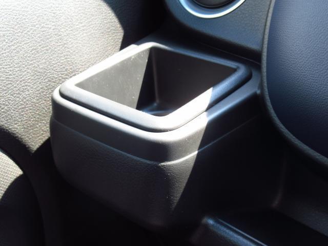 便利なカップホルダーを装備しています。缶ジュースを開けて運転していると振動で倒れないかヒヤヒヤ、意外と置き場に困るもの。意外に重要な装備ですね。