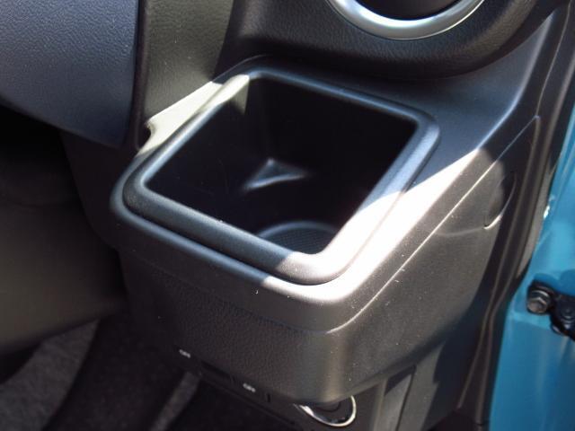 便利なカップホルダーを装備しています。缶ジュースを開けて運転していると振動で倒れないかヒヤヒヤ、意外と置き場に困るもの。意外に重要な装備ですね。