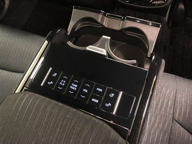 リヤセンターアームレストにはカップホルダー2個と各種コントロールスイッチが付きます。後席リクライニング機能でドライブ中もゆったりと過ごせます。