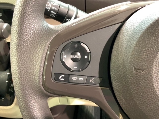 ステアリングにオーディオ操作スイッチが付いています。オーディオ画面に直接タッチしなくても操作が出来ますので、運転に集中できます。