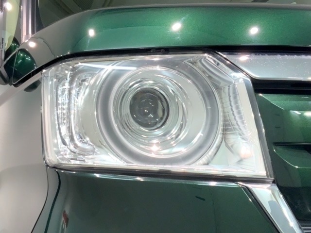 LEDヘッドライトは、点灯の瞬間から最大光量を発揮し、突然暗くなるトンネルなどでの安定感を高めます。