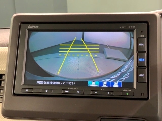 リバースギアに入れるだけで後方の表示へ切り替わります。夜間や雨の日の駐車も楽になりますよ。