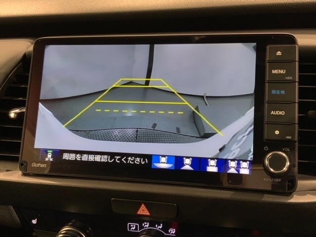 リバースギアに入れるだけで後方の表示へ切り替わります。夜間や雨の日の駐車も楽になりますよ。